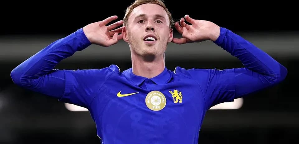 Jugador de Chelsea celebrando con gesto de oído