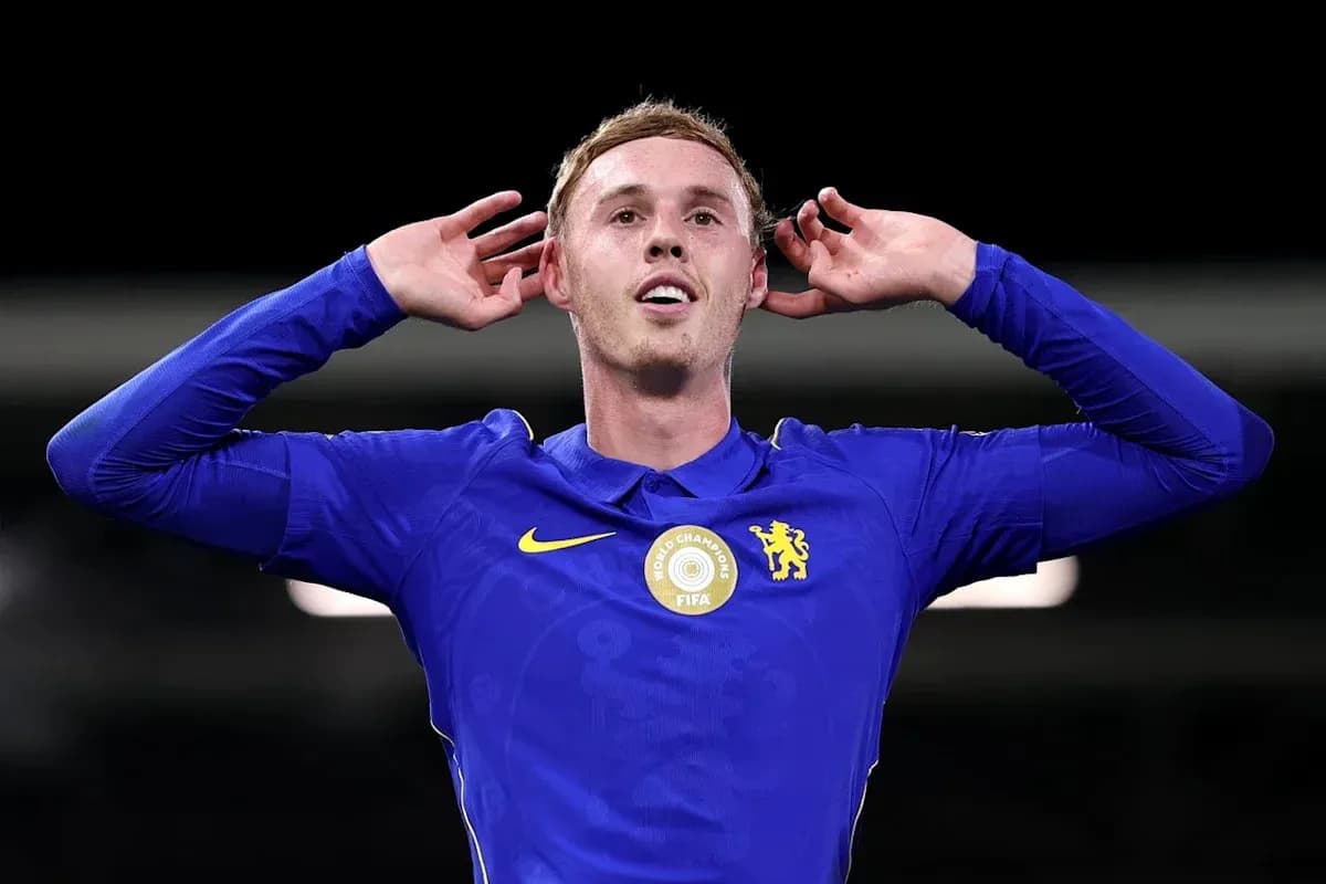 Jugador de Chelsea celebrando con gesto de oído