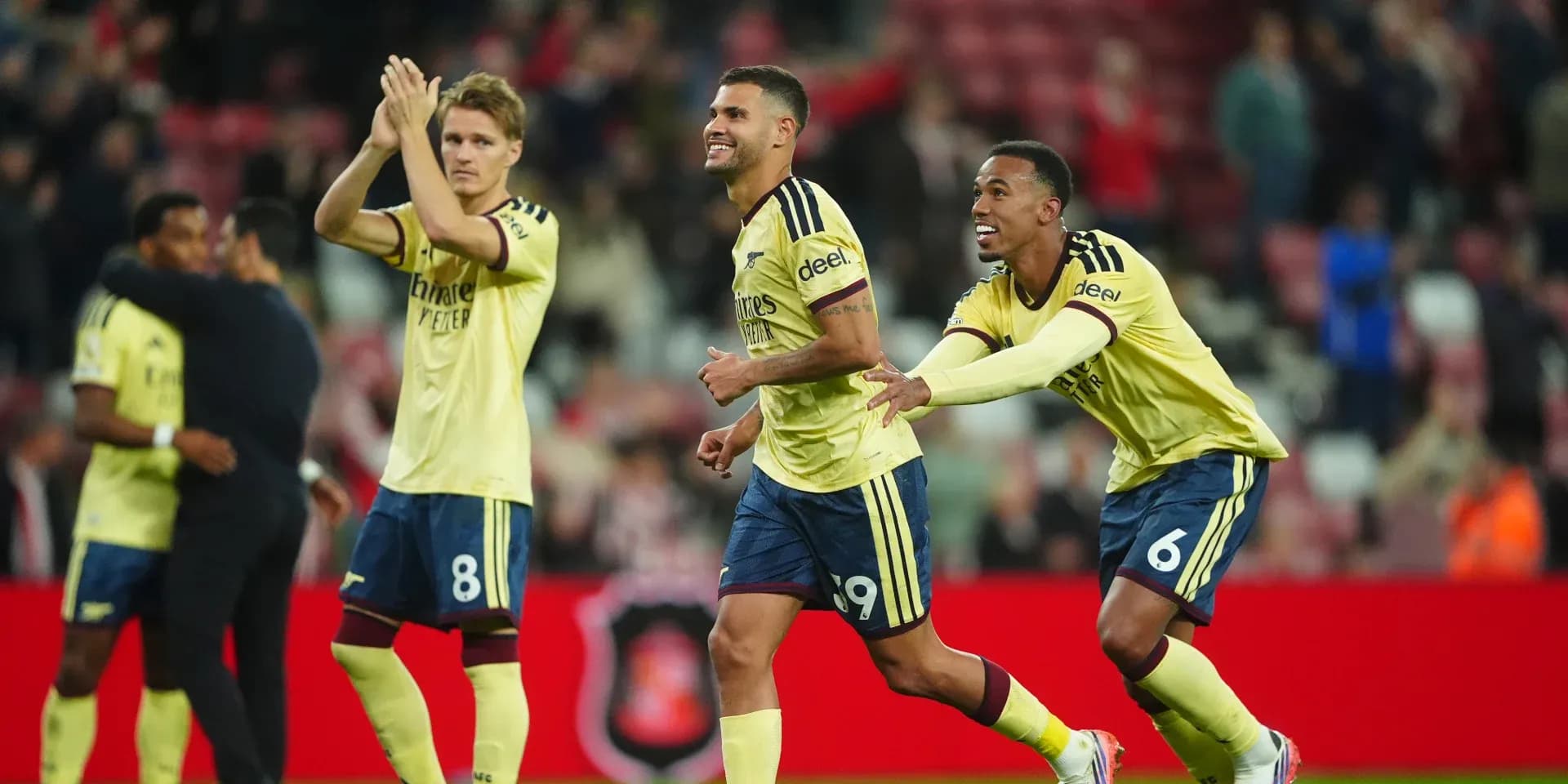 Jugadores de Arsenal celebrando tras un partido
