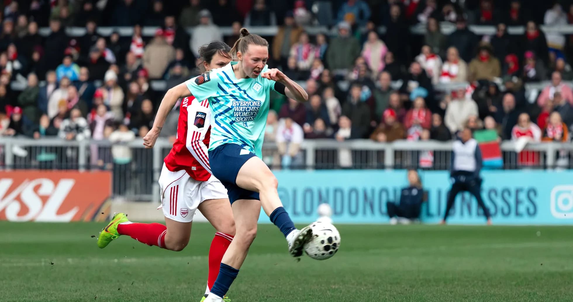 Jugadora de Leicester City WFC desafiando a oponente