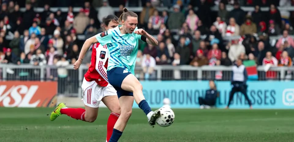 Jugadora de Leicester City WFC desafiando a oponente