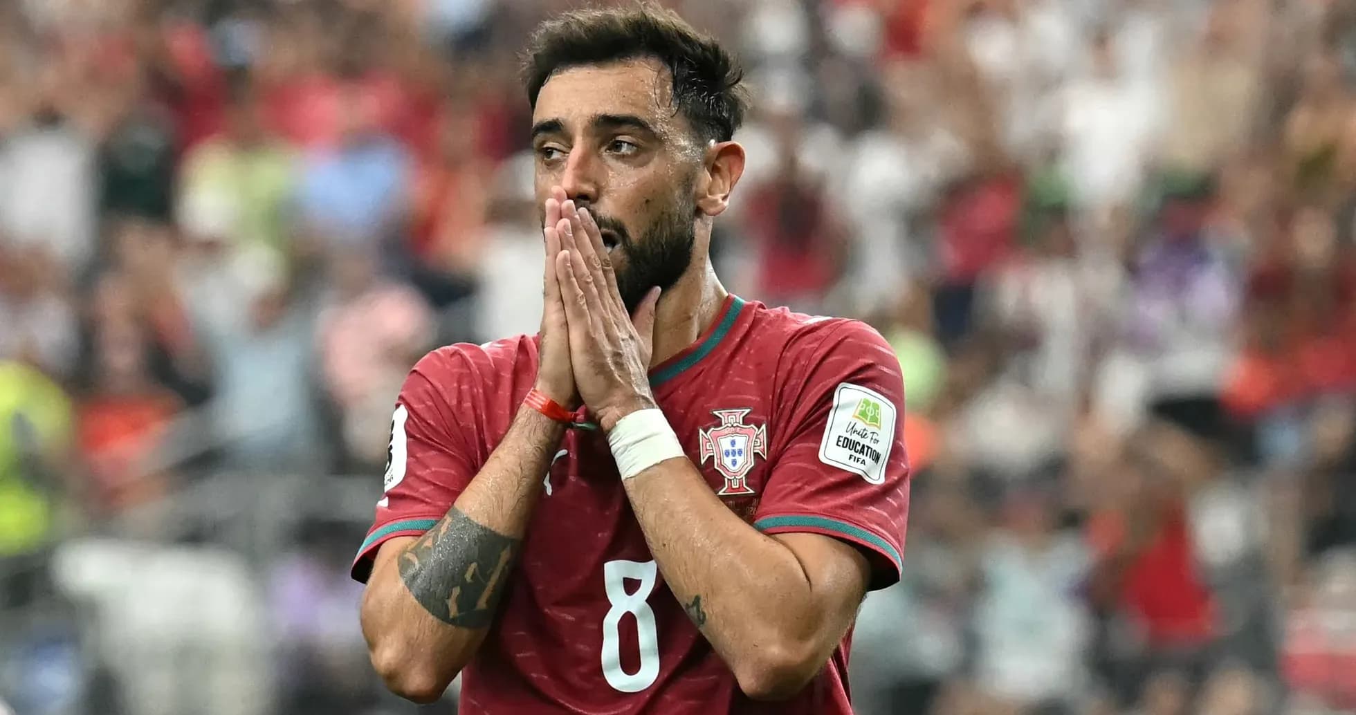 Jugador de Portugal con las manos en la cara