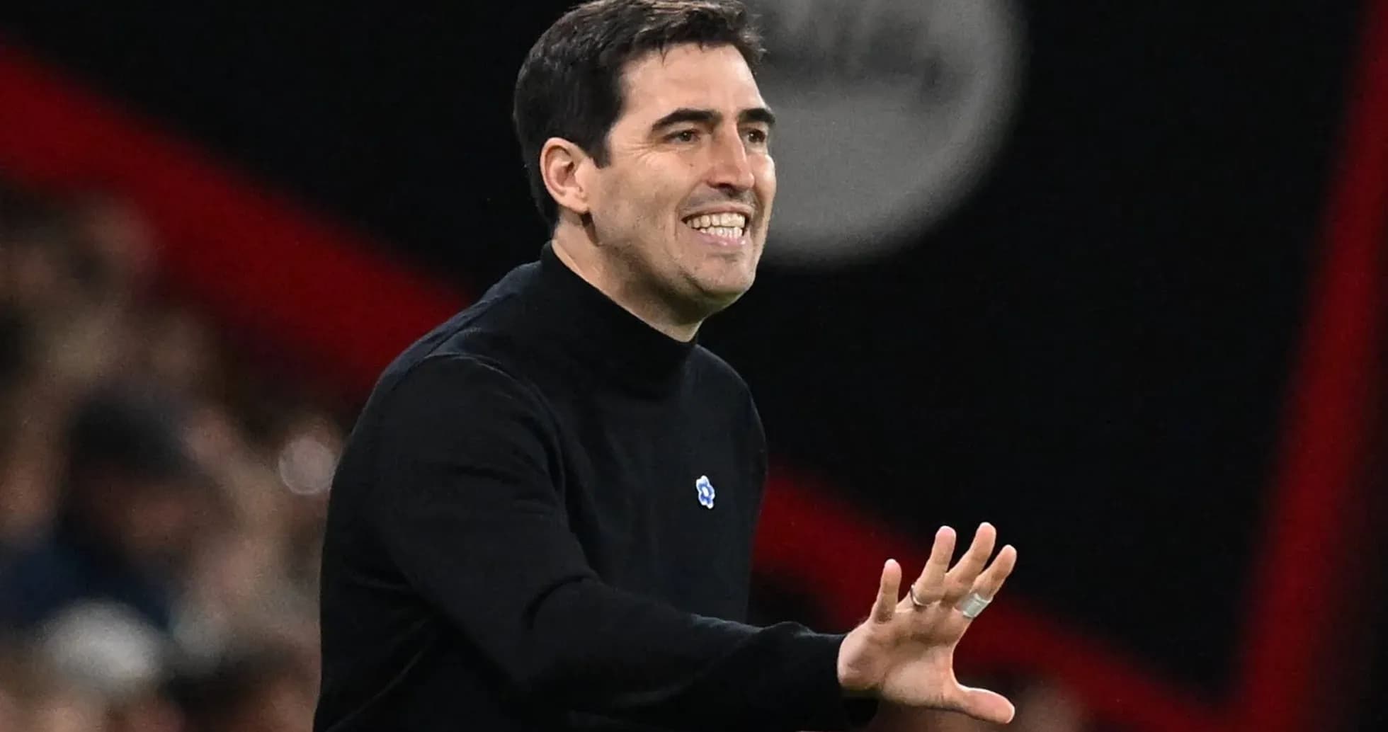 Entrenador dirigiendo a su equipo durante el partido
