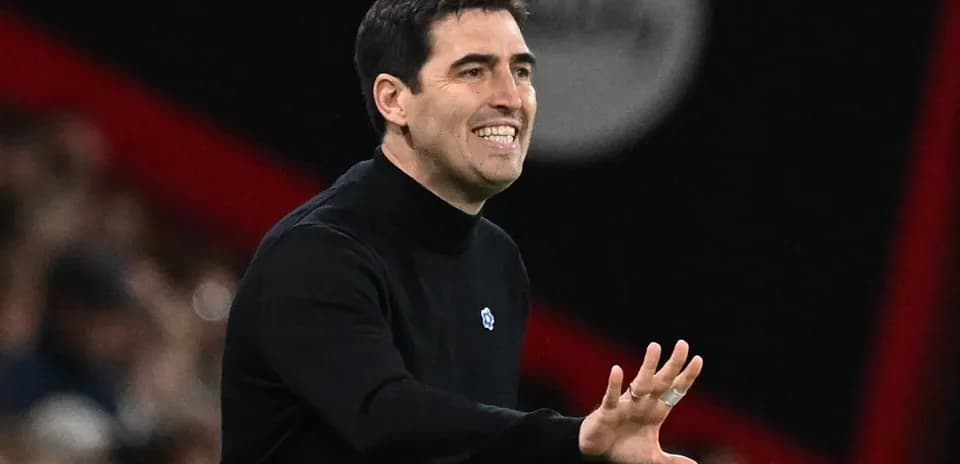Entrenador dirigiendo a su equipo durante el partido