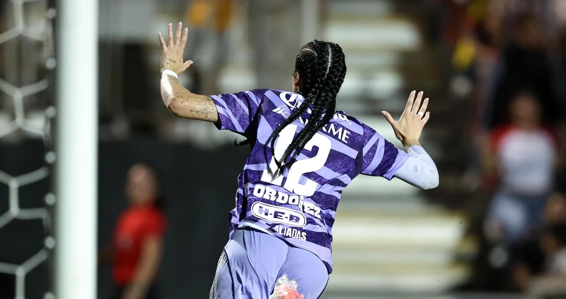 Jugadora celebrando un gol durante el partido