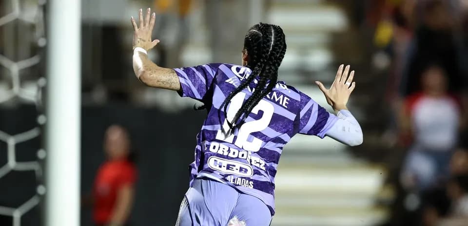 Jugadora celebrando un gol durante el partido