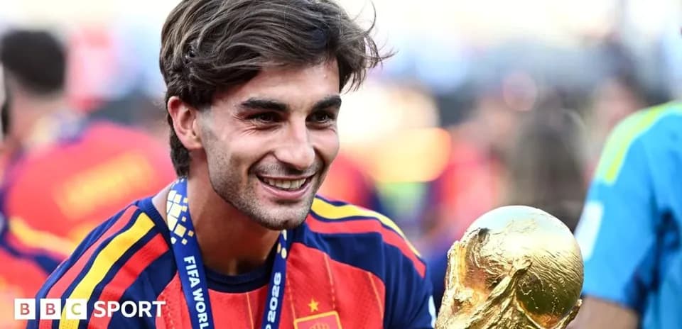 Jugador de España sosteniendo el trofeo de la Copa Mundial