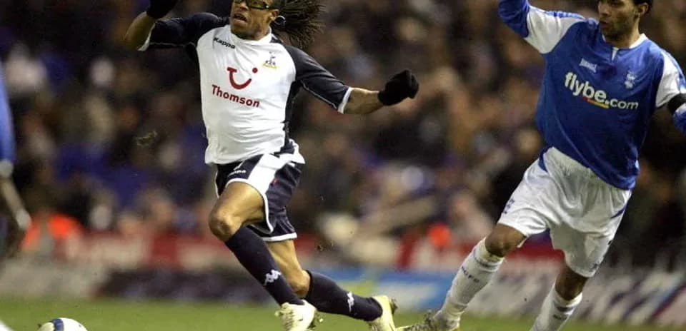 Jugador de Tottenham huyendo de un rival