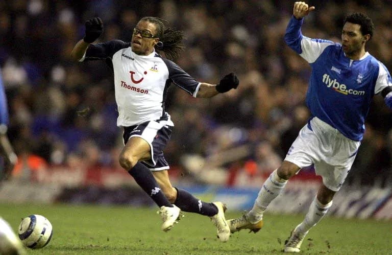 Jugador de Tottenham huyendo de un rival