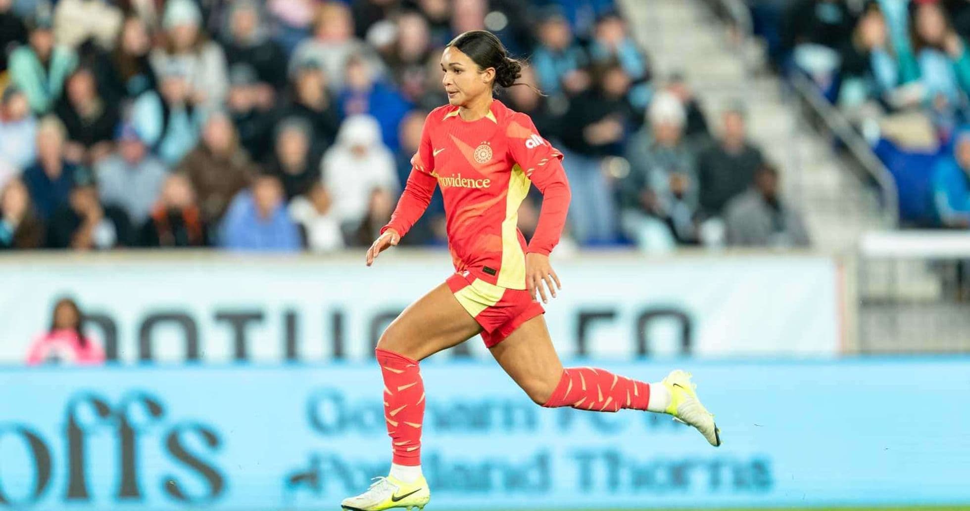 Jugadora corriendo en el partido de fútbol
