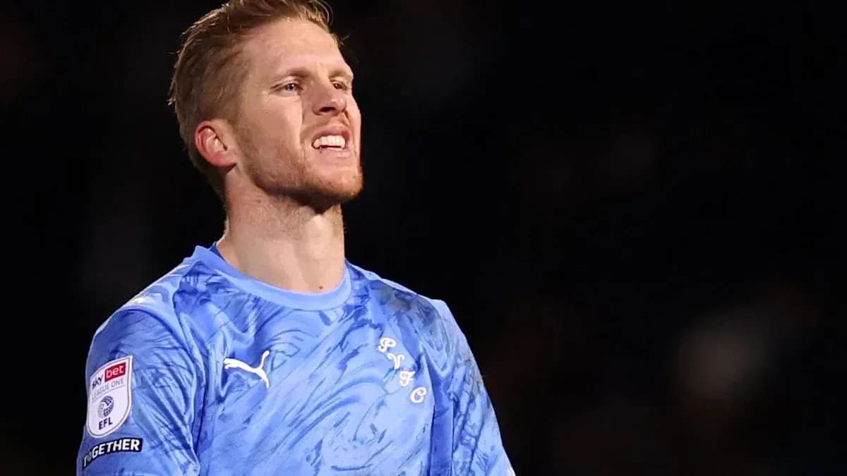 Portero con camiseta azul en acción durante partido
