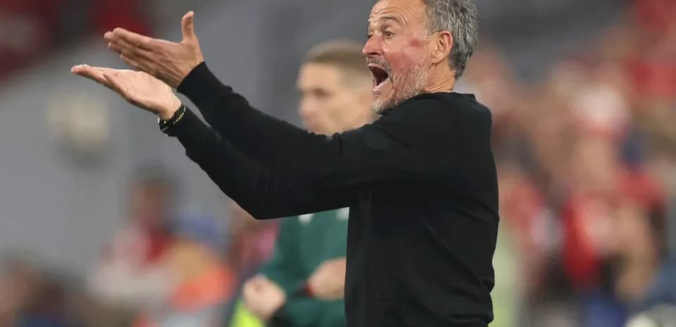 Entrenador dirigiendo a su equipo desde la línea lateral