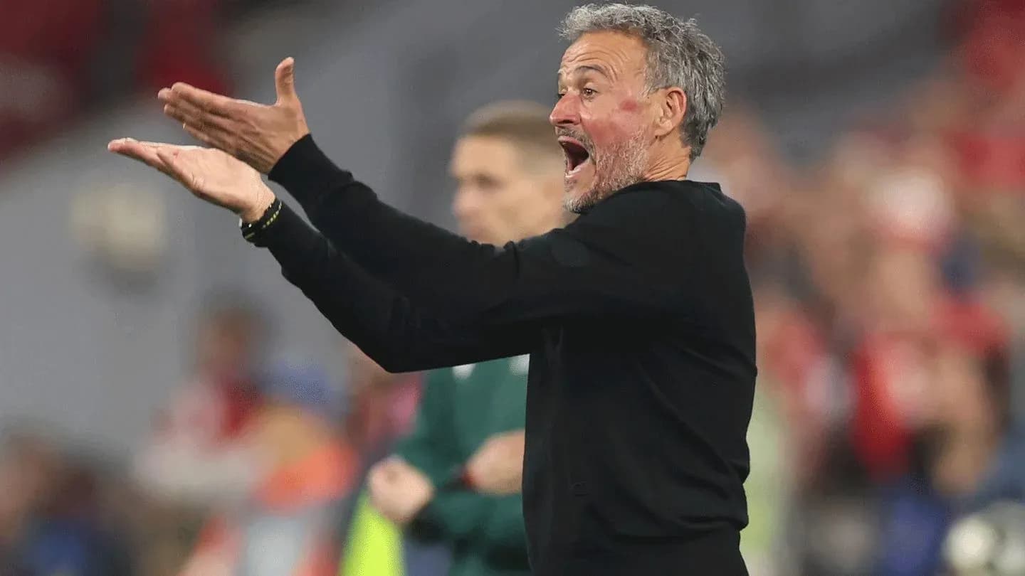 Entrenador dirigiendo a su equipo desde la línea lateral