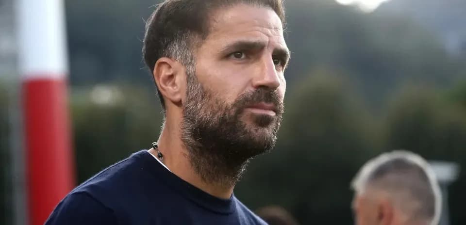 Entrenador observando a su equipo durante entrenamiento