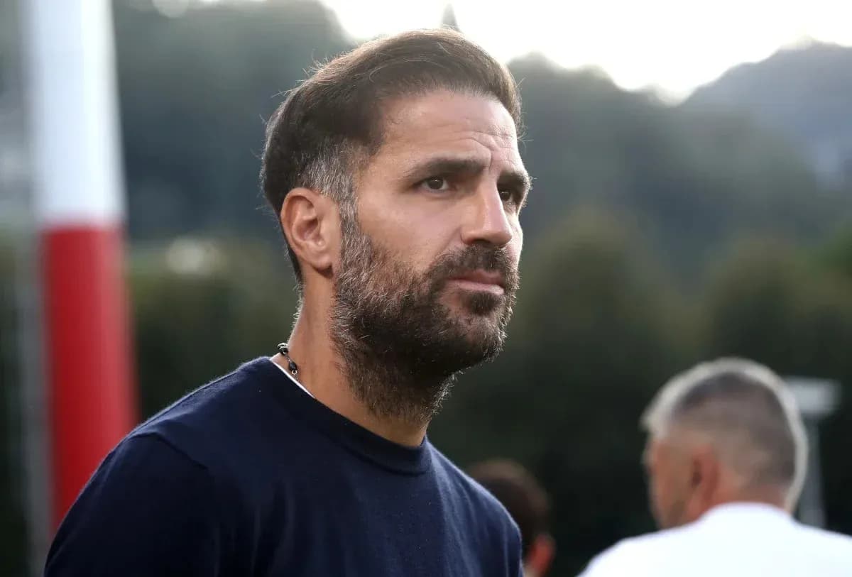 Entrenador observando a su equipo durante entrenamiento