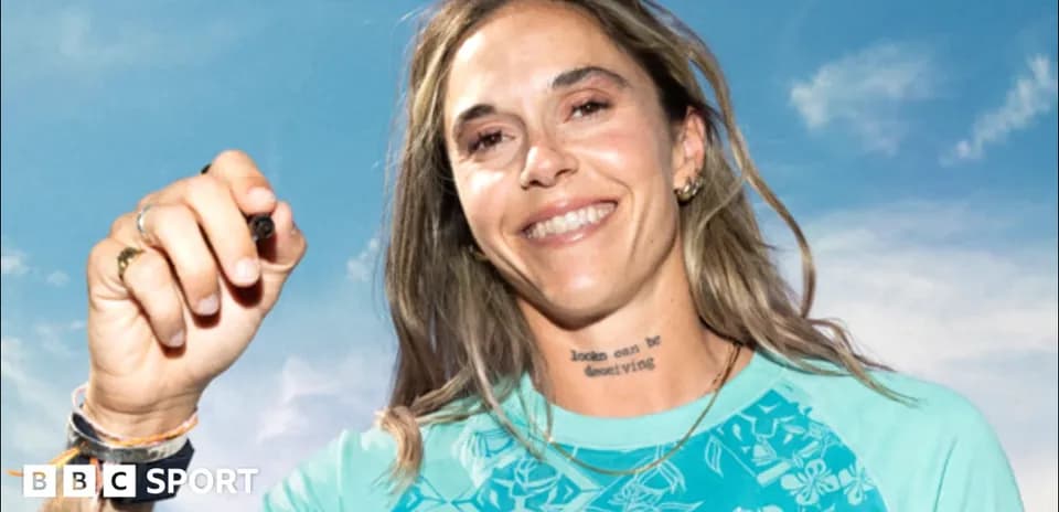 Atleta sonriendo y sosteniendo un marcador en mano