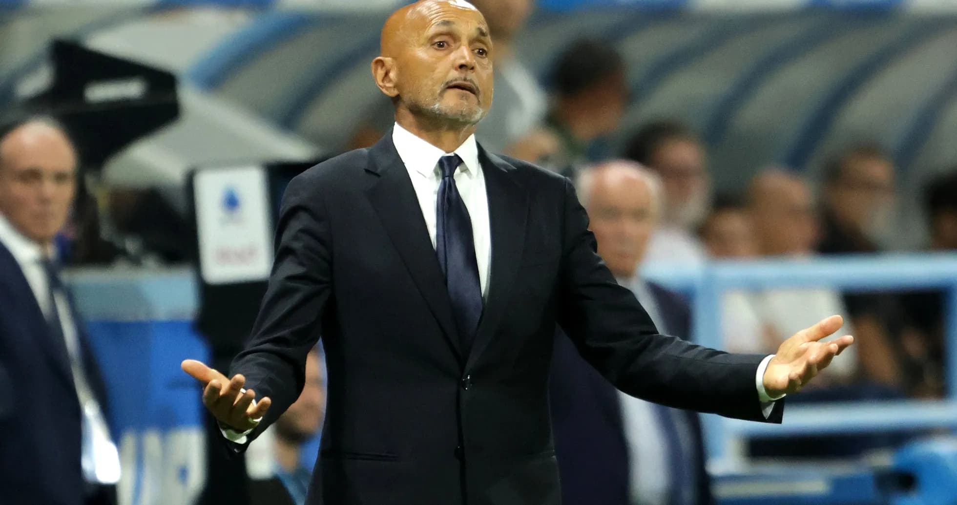 Entrenador gesticulando en la línea de banda