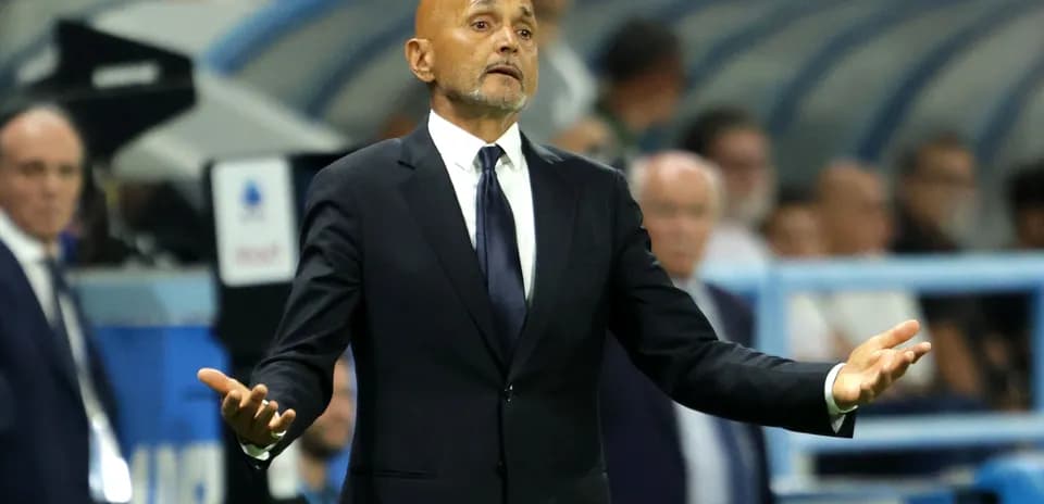 Entrenador gesticulando en la línea de banda
