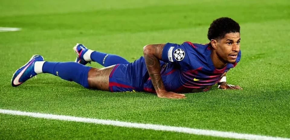 Jugador en el suelo durante un partido de fútbol