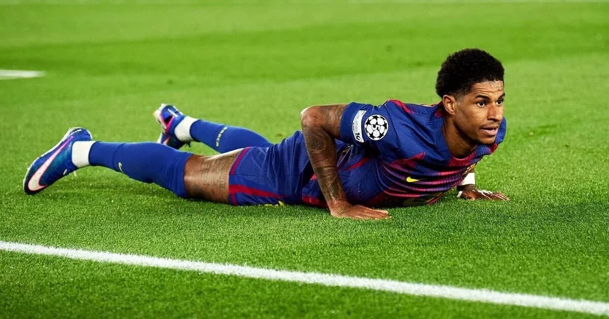 Jugador en el suelo durante un partido de fútbol