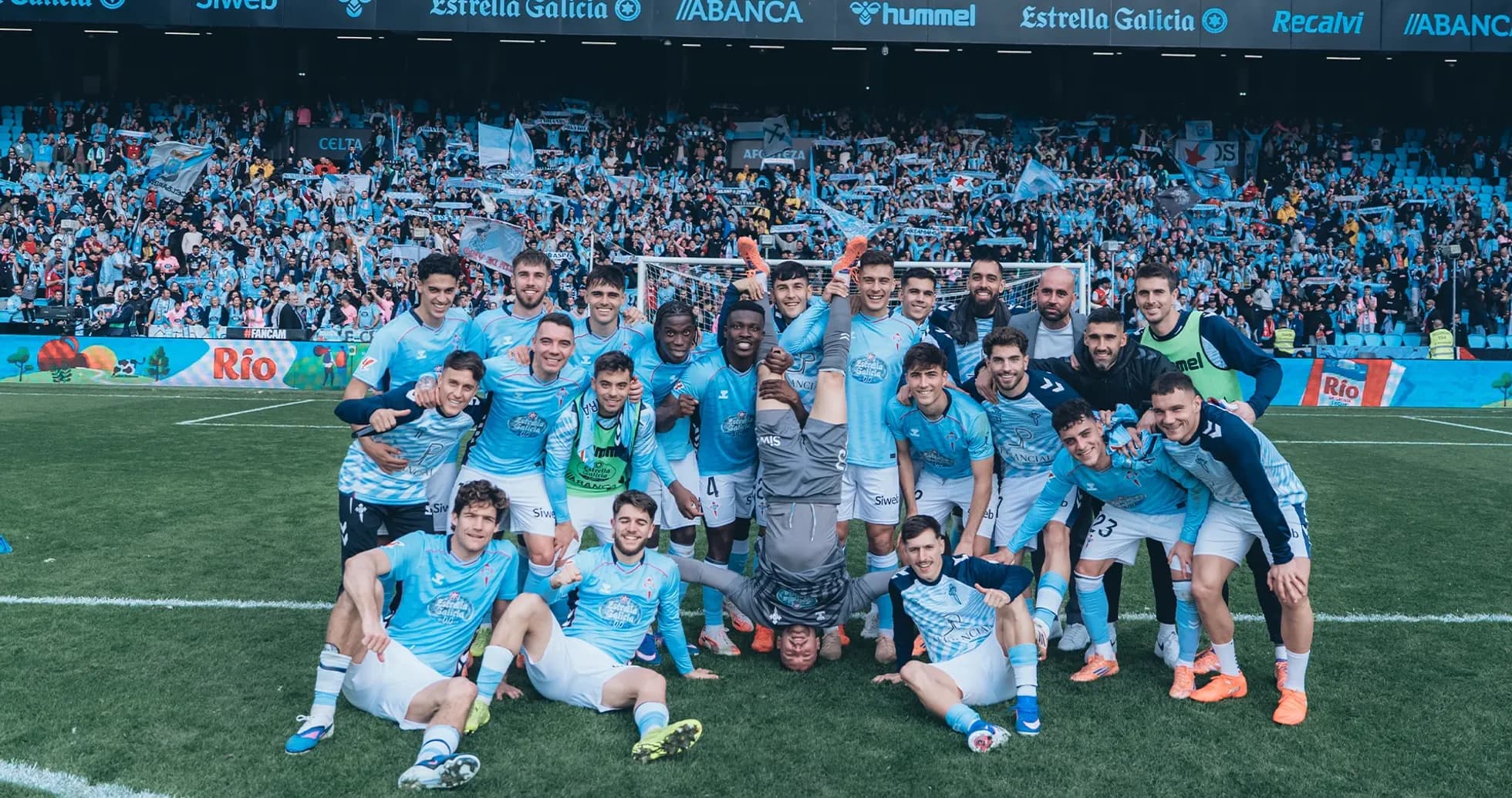 Equipo de Celta de Vigo celebrando con aficionados