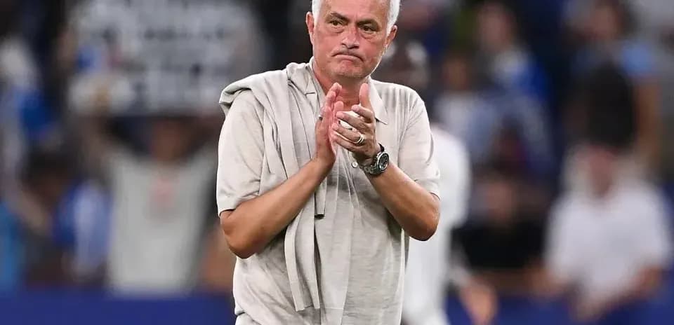 Entrenador aplaudiendo en el campo de juego