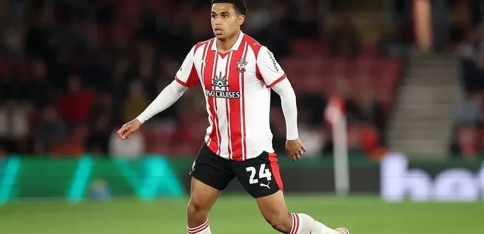 Jugador de Southampton corriendo en el campo