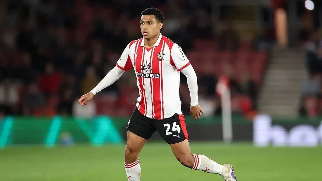 Jugador de Southampton corriendo en el campo