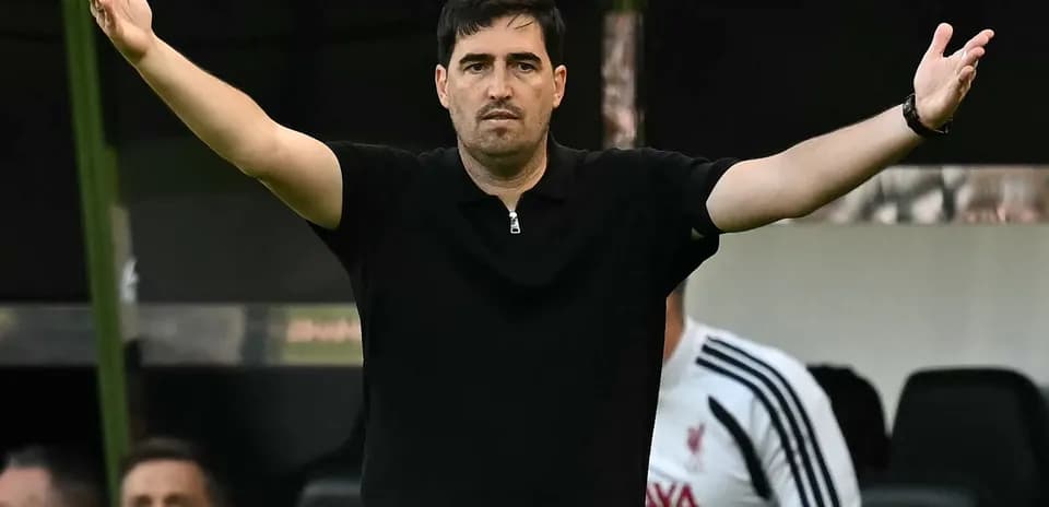 Entrenador gesticulando en la línea de banda