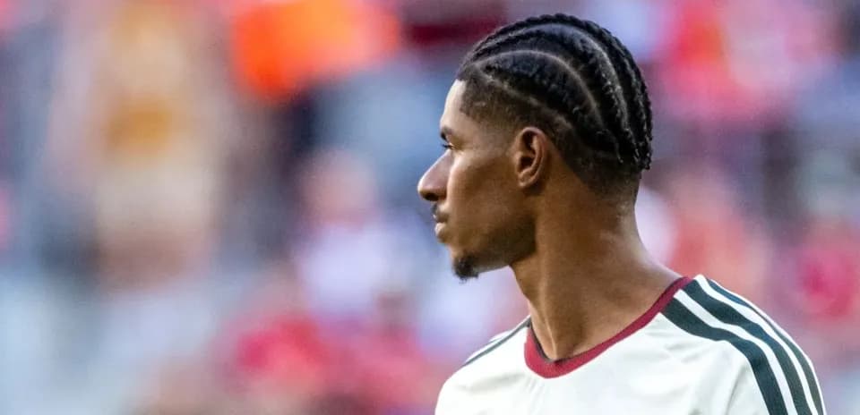 Jugador de fútbol con trenzas en el campo
