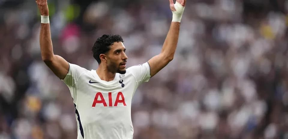 Jugador de Tottenham levantando las manos en señal de protesta
