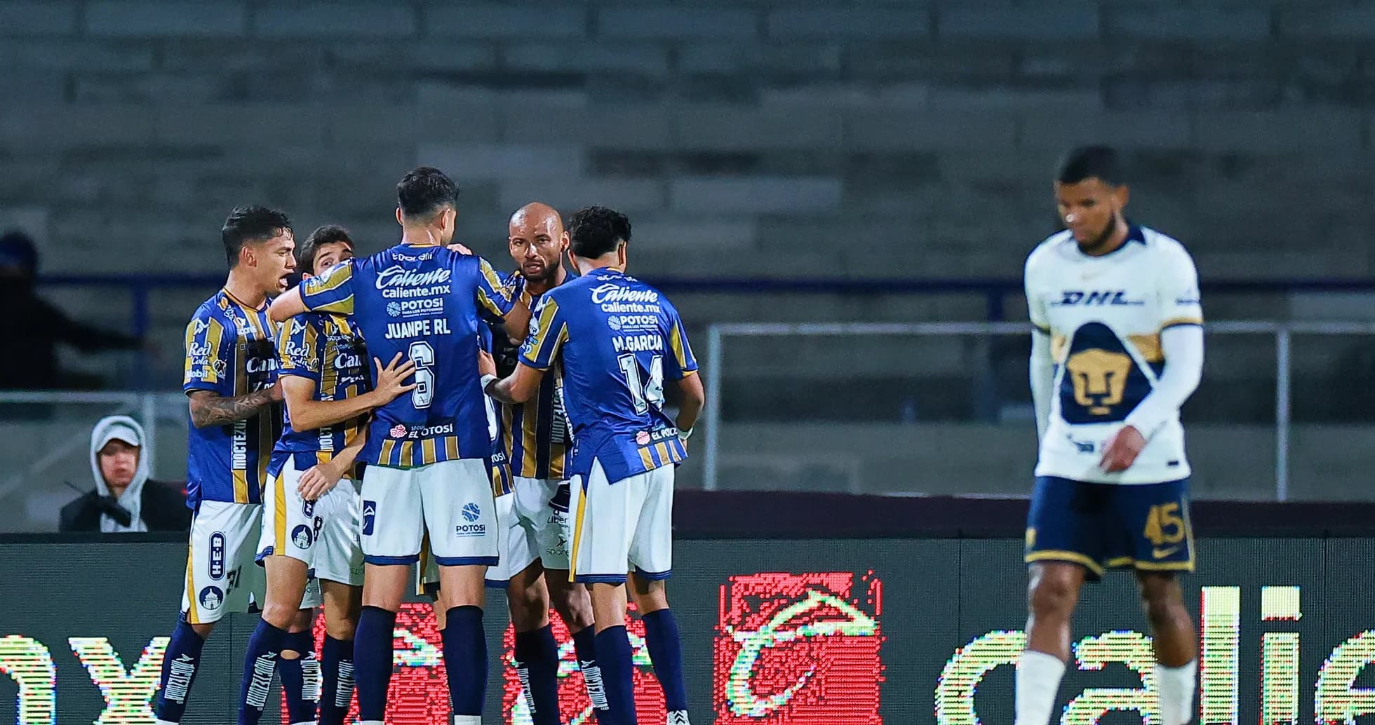 Jugadores de Atlético San Luis celebrando un gol