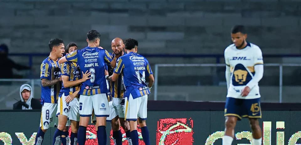 Jugadores de Atlético San Luis celebrando un gol