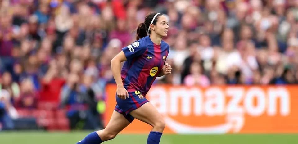 Jugadora de Barcelona corriendo en el campo
