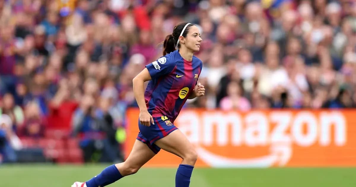 Jugadora de Barcelona corriendo en el campo