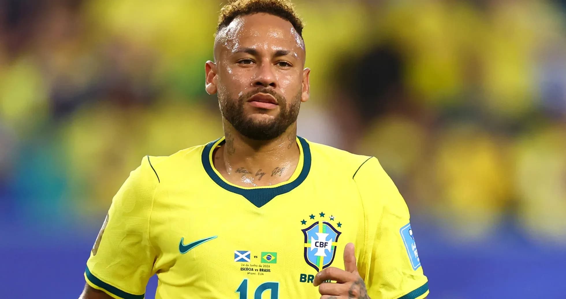 Jugador brasileño en camiseta amarilla durante partido