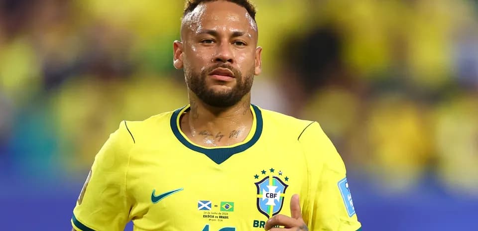 Jugador brasileño en camiseta amarilla durante partido