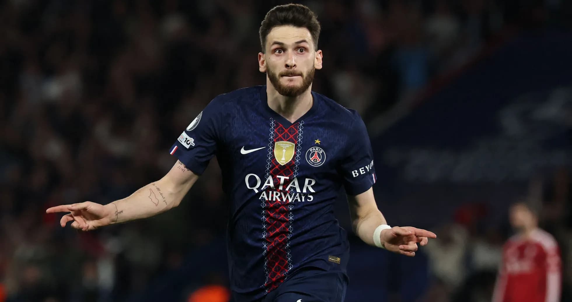 Jugador de PSG celebrando un gol en el campo