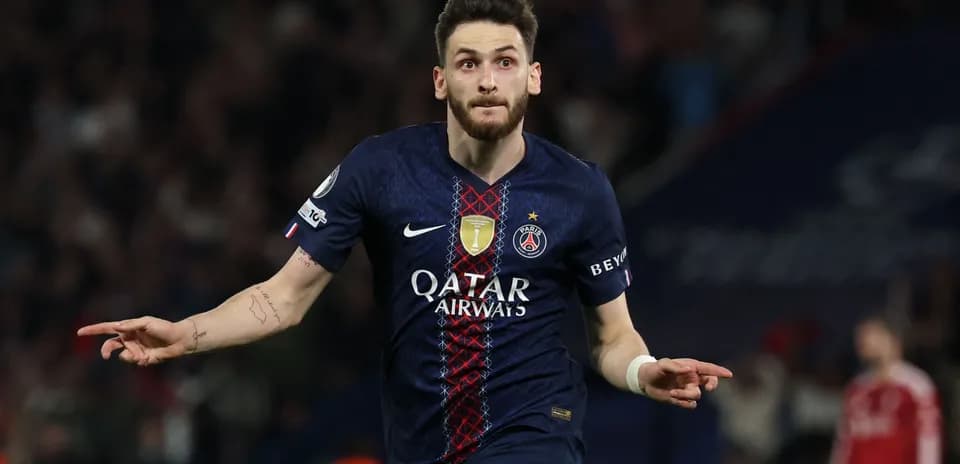 Jugador de PSG celebrando un gol en el campo