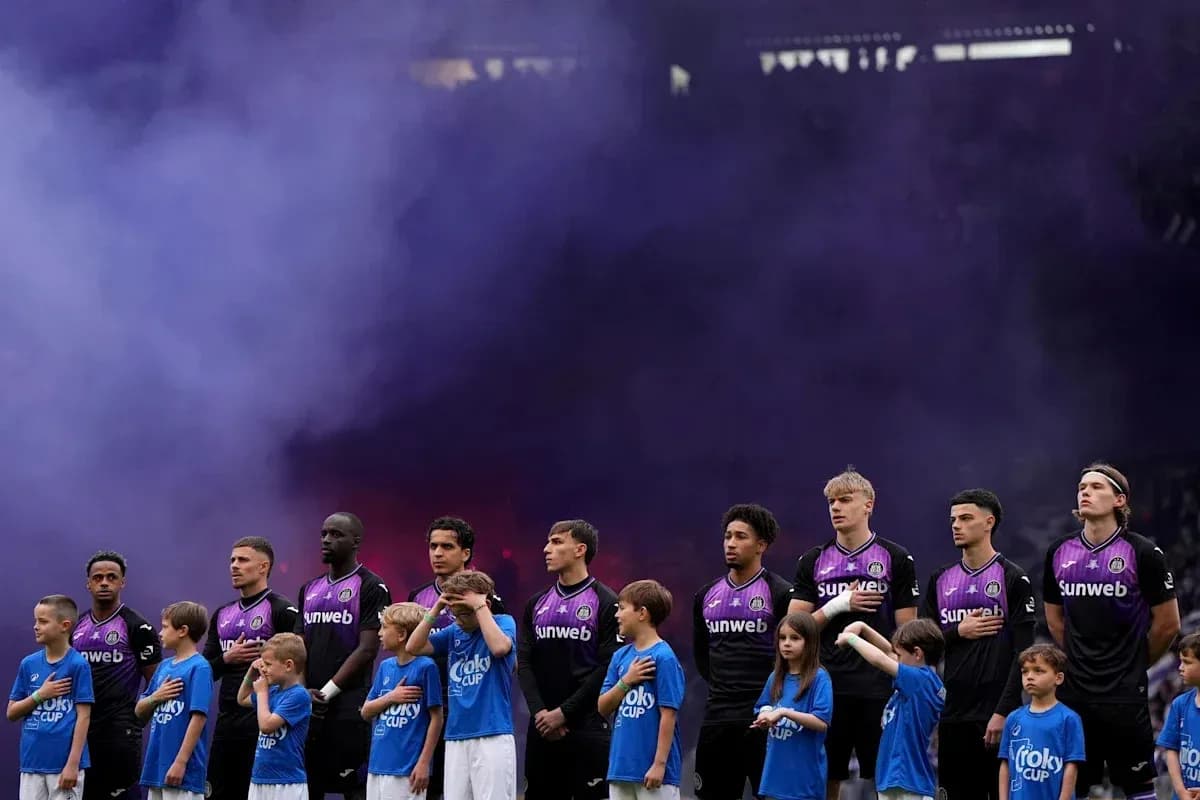 Jugadores y niños alineados durante el himno nacional