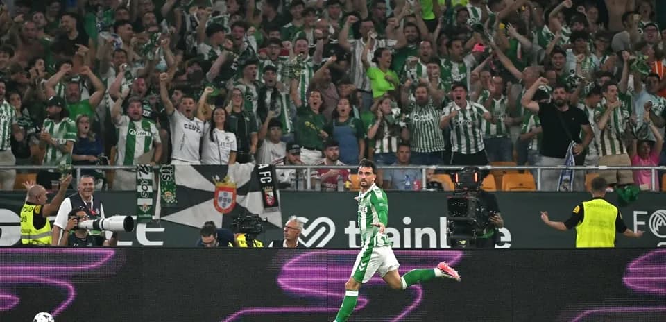 Jugador del Real Betis celebrando con aficionados en el estadio