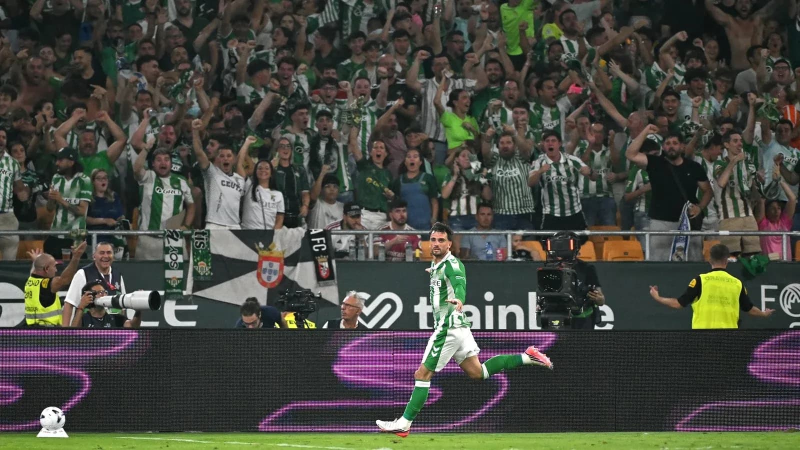 Jugador del Real Betis celebrando con aficionados en el estadio