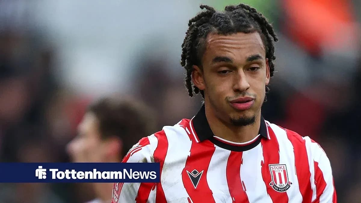 Jugador de Stoke City con camiseta rayada roja y blanca