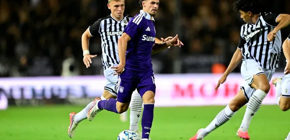 Jugadores de PAOK y Anderlecht en acción