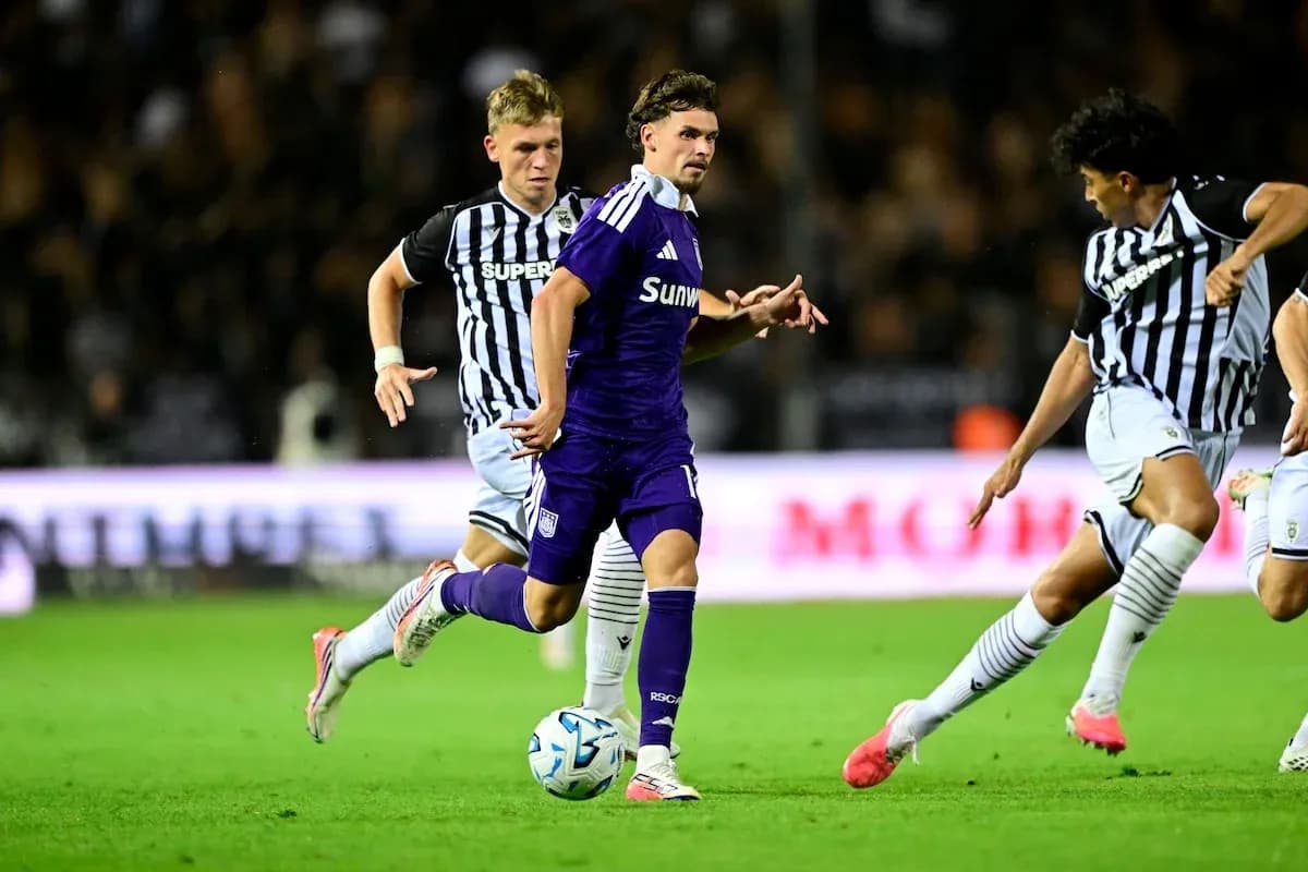 Jugadores de PAOK y Anderlecht en acción