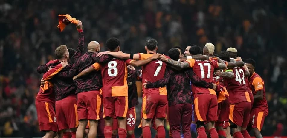 Jugadores de Galatasaray celebrando en el campo
