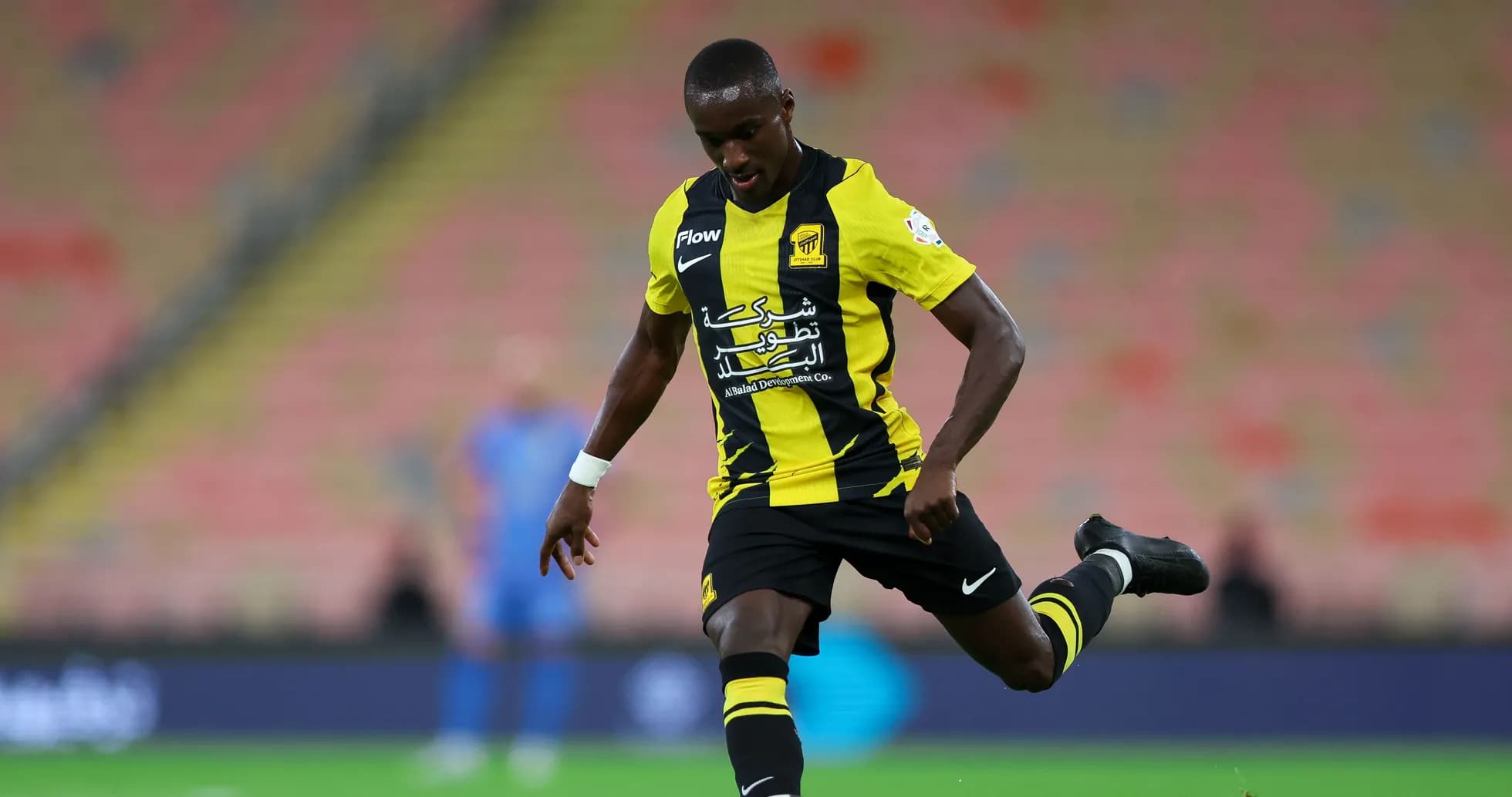 Jugador de Al Ittihad pateando el balón en el campo