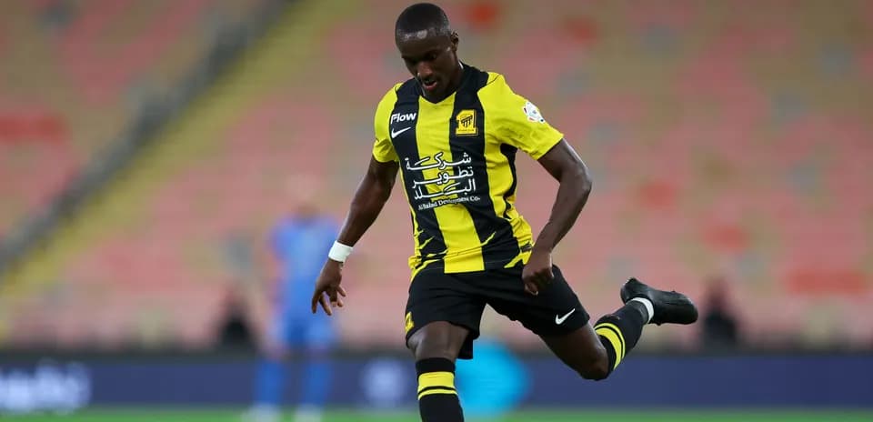 Jugador de Al Ittihad pateando el balón en el campo