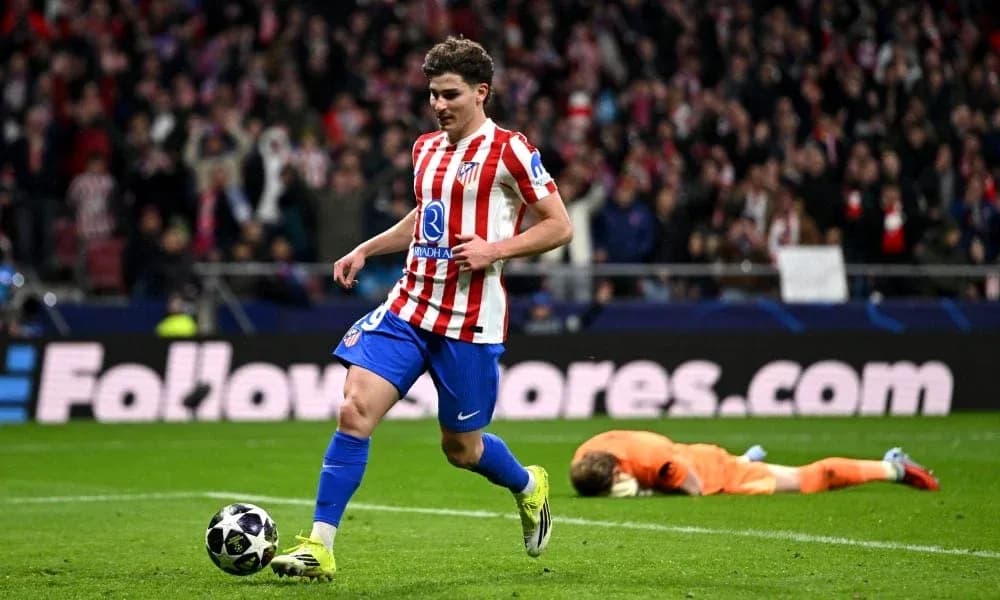 Jugador de Atlético de Madrid corriendo tras un gol