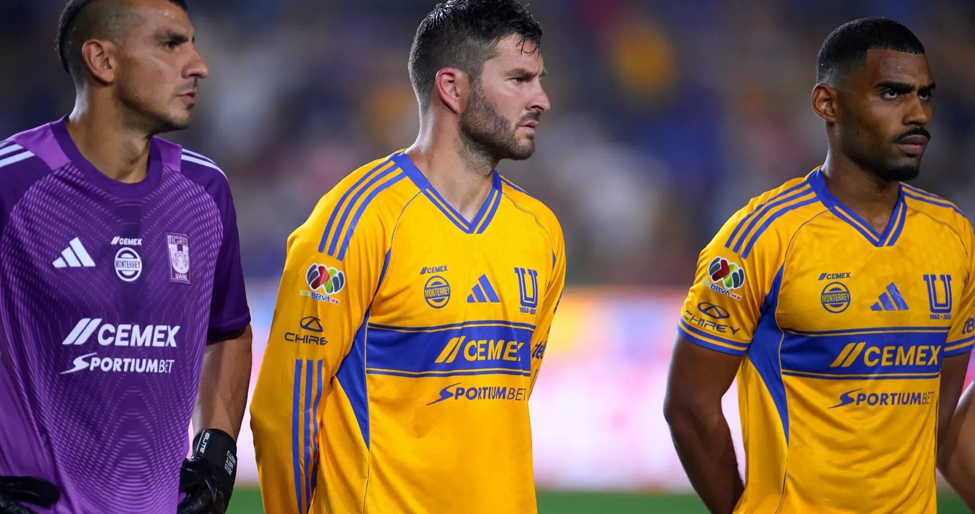 Jugadores de Tigres UANL en el campo